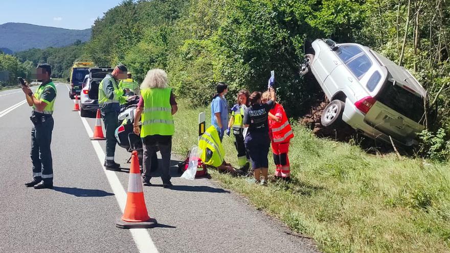 Asistencias junto al vehículo accidentado, a la derecha de la imagen.