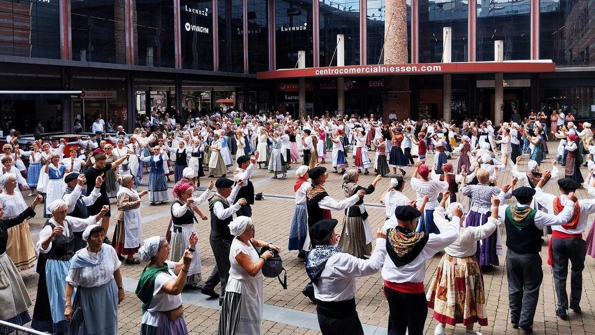 Dantzariak Xabier Olaskoaga plazan