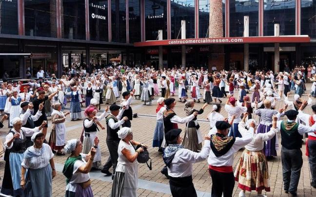 Dantzariak Xabier Olaskoaga plazan