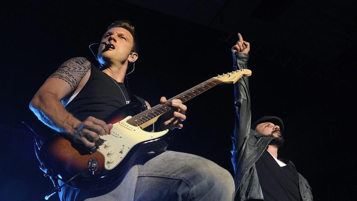 Los integrantes de los Backstreet Boys, Nick Carter (i) y Alexander James McLean (d), en un concierto.