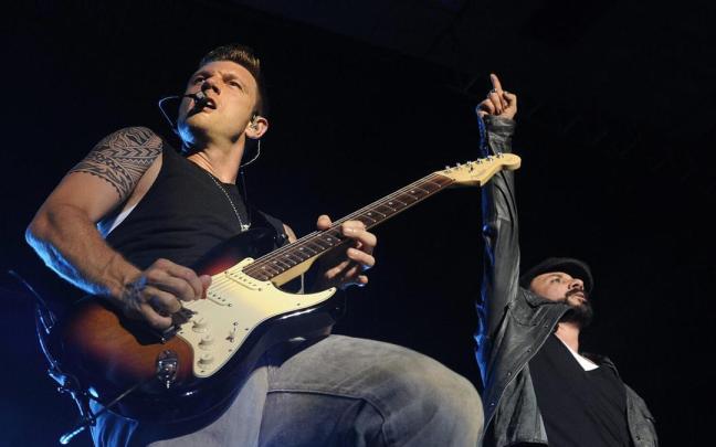 Los integrantes de los Backstreet Boys, Nick Carter (i) y Alexander James McLean (d), en un concierto.