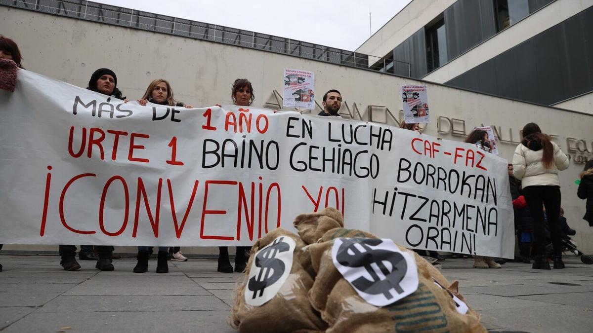 Las trabajadoras del Centro de Atención Familiar de Sarriguren (Valle de Egüés), protestan por su situación laboral