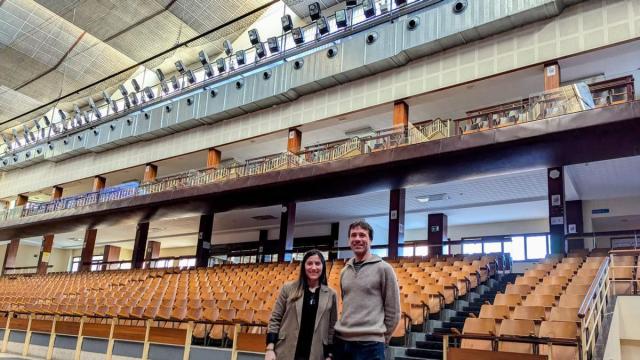 Eider Aranburu, técnica de la Oficina de la Energía de Azpeitia, y Joanes Amenabar, concejal de Medio Ambiente, en el frontón Izarraitz.