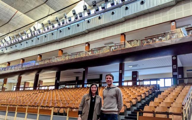 Eider Aranburu, técnica de la Oficina de la Energía de Azpeitia, y Joanes Amenabar, concejal de Medio Ambiente, en el frontón Izarraitz.