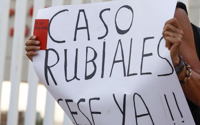 Una mujer protesta contra Rubiales en la sede de la RFEF.