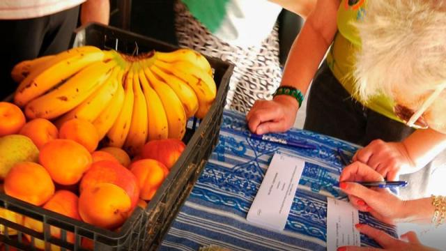 Varios legazpiarras, en la Semana de la Fruta.