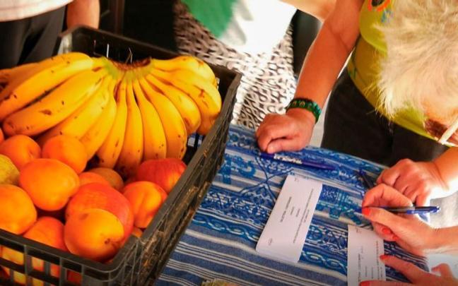 Varios legazpiarras, en la Semana de la Fruta.