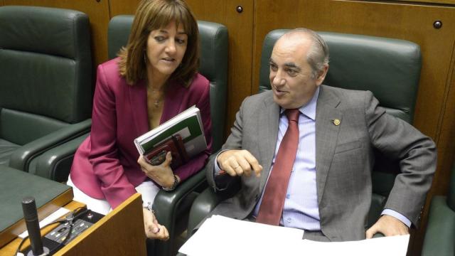 La vicelehendakari segunda, la socialista Idoia Mendia, con el consejero de Vivienda, Iñaki Arriola