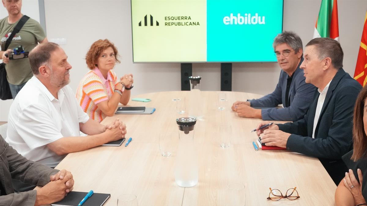 El presidente de ERC, Oriol Junqueras, y el secretario general de Bildu, Arnaldo Otegi, durante su reunión en Donostia.