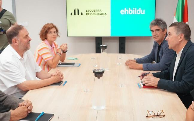 El presidente de ERC, Oriol Junqueras, y el secretario general de Bildu, Arnaldo Otegi, durante su reunión en Donostia.