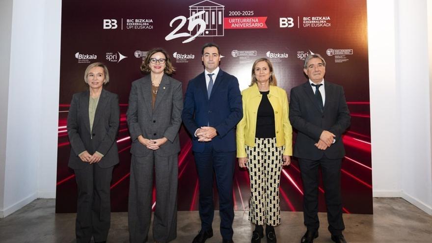 El lehendakari, Imanol Pradales, la diputada general de Bizkaia, Elixabete Etxanobe, y la diputada de Promoción Económica, Ainara Basurko, en el acto del 25 aniversario de BIC Bizkaia Ezkerraldea.