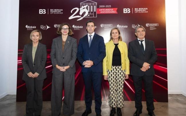 El lehendakari, Imanol Pradales, la diputada general de Bizkaia, Elixabete Etxanobe, y la diputada de Promoción Económica, Ainara Basurko, en el acto del 25 aniversario de BIC Bizkaia Ezkerraldea.