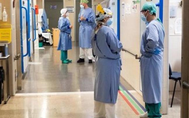 Imagen de archivo de sanitarios en un hospital.