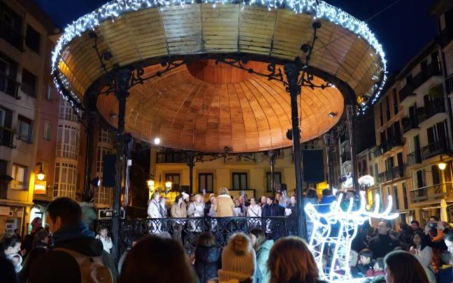 Acto de encendido de luces navideñas en Zarautz.
