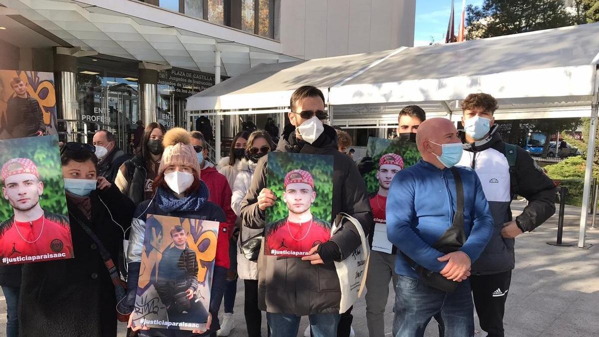 Concentración de la madre, familiares y amigos de Isaac en Madrid.