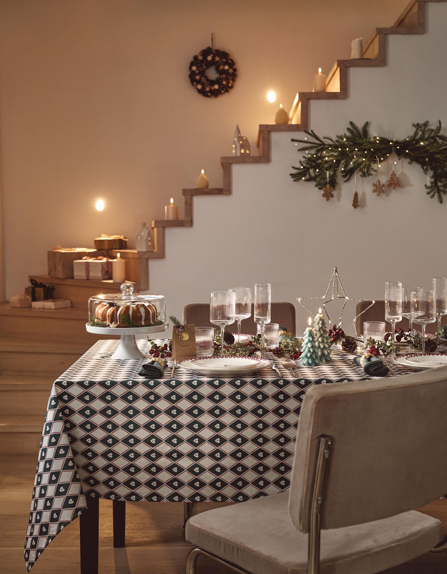 Paredes y escaleras se pueden decorar por Navidad para crear una atmósfera especial. Paredes y escaleras se pueden decorar por Navidad para crear una atmósfera especial.