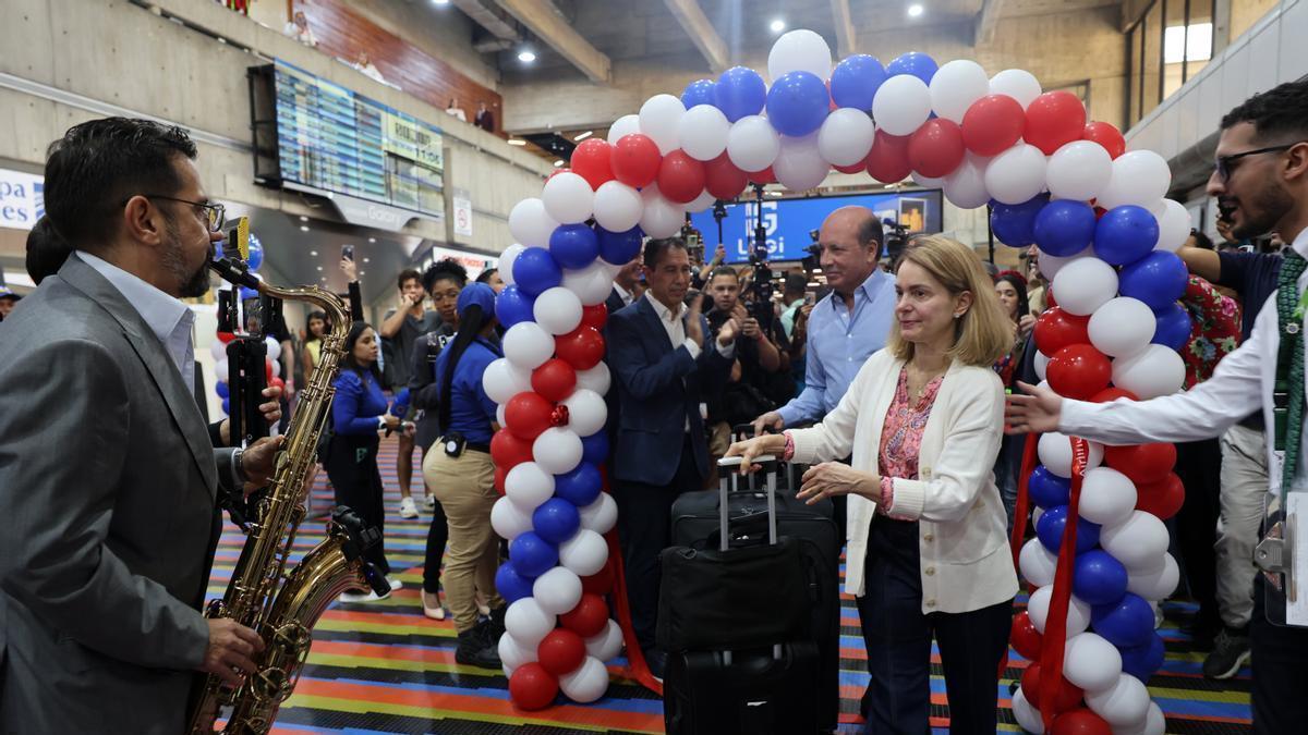 Pasajeros reaccionan previo al embarque del vuelo hacia Miami este jueves, en el Aeropuerto Internacional de Maiquetía.