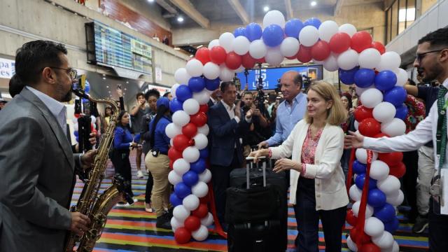 Pasajeros reaccionan previo al embarque del vuelo hacia Miami este jueves, en el Aeropuerto Internacional de Maiquetía.