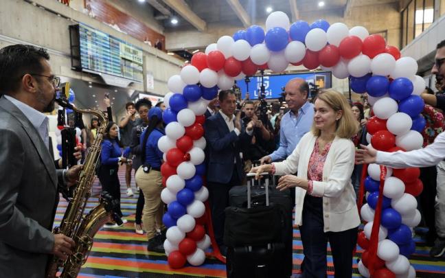 Pasajeros reaccionan previo al embarque del vuelo hacia Miami este jueves, en el Aeropuerto Internacional de Maiquetía.