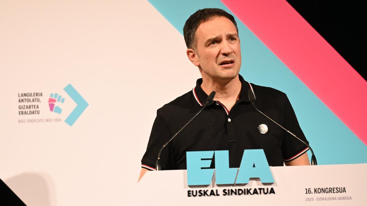 El secretario general de ELA, Mitxel Lakuntza, durante la apertura del 16º Congreso del sindicato ELA bajo el lema ‘Langileria antolatu, gizartea eraldatu’