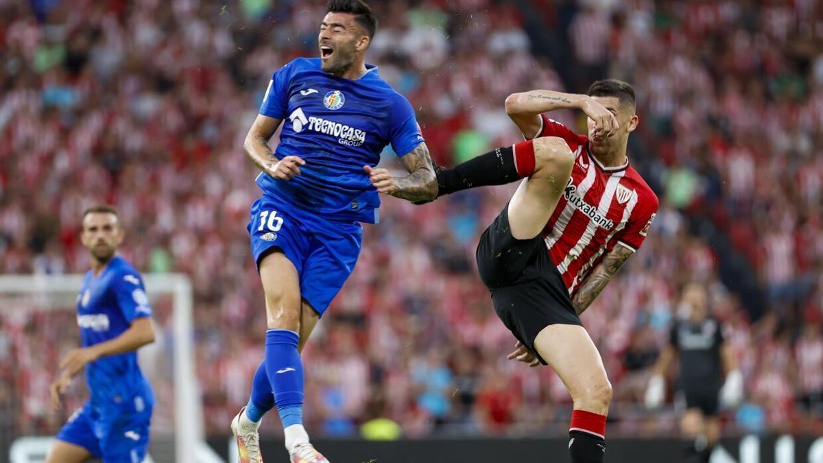 Diego Rico y Oihan Sancet, en el encuentro entre Athletic y Getafe. / LUIS TEJIDO