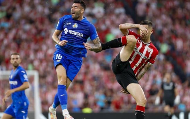 Diego Rico y Oihan Sancet, en el encuentro entre Athletic y Getafe. / LUIS TEJIDO