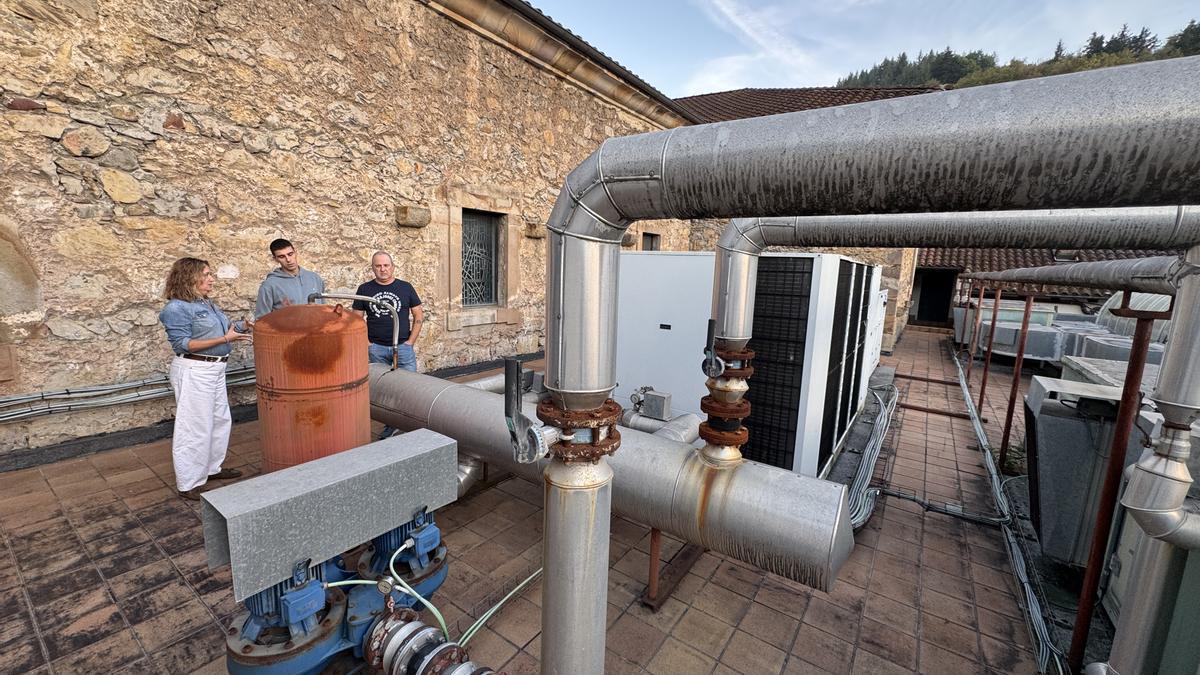 La alcaldesa, Maider Morras, y los ediles Kepa Urteaga y Andoni Arratibel, en la instalación actual de Kulturate.