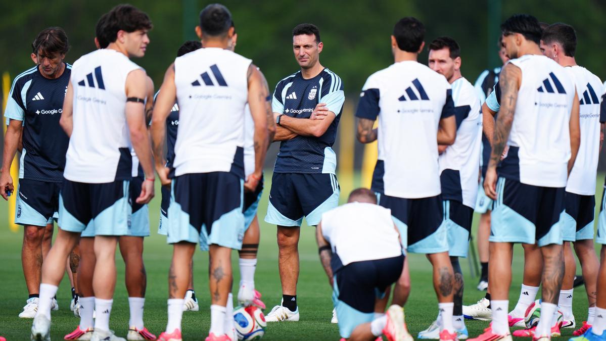 Lionel Scaloni dirige un entrenamiento de Argentina.
