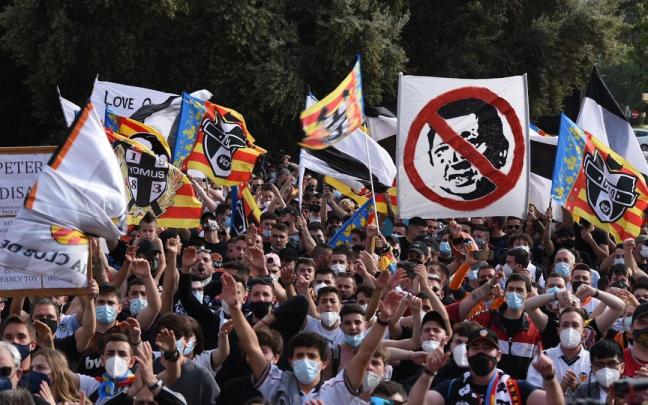 Protesta de aficionados del Valencia contra la gestión de Peter Lim.