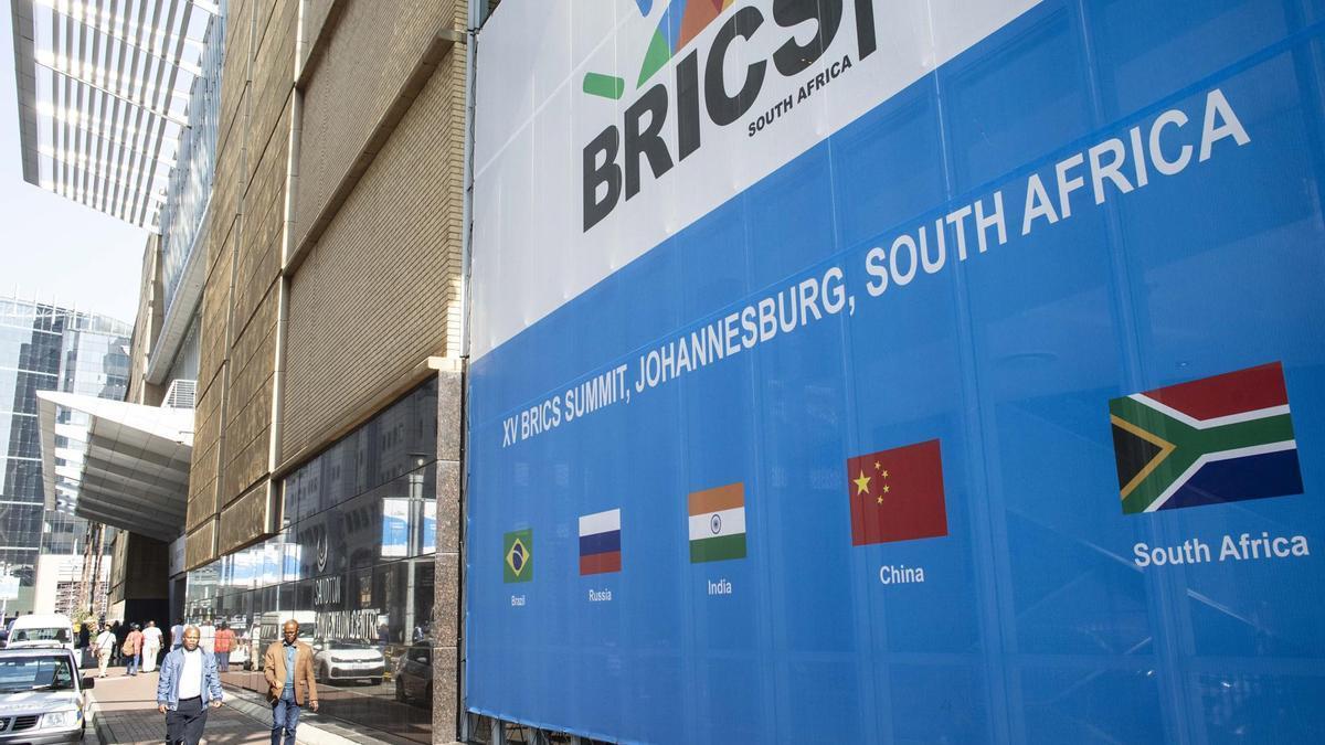 Un cartel anunciando la XV Cumbre de los BRICS en el Centro de convenciones Sandton, en Johannesburgo, Sudáfrica.