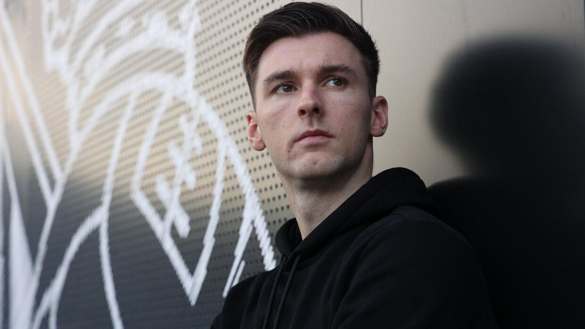 Kieran Tierney posa en Zubieta. / IKER AZURMENDI