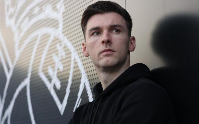 Kieran Tierney posa en Zubieta. / IKER AZURMENDI