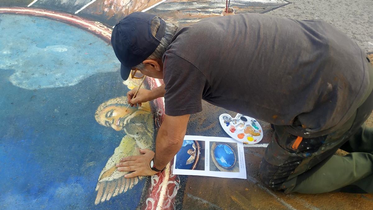 Un momento de la delicada intervención artística.