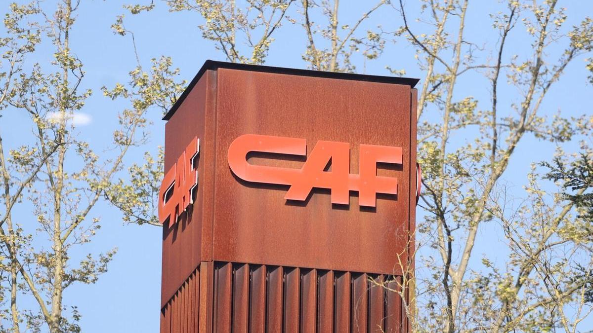 El logo de CAF en el exterior de su fábrica en Beasain.