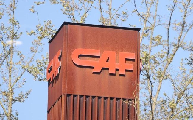 El logo de CAF en el exterior de su fábrica en Beasain.