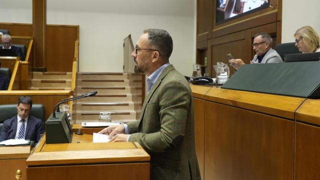 Consejero vasco de Vivienda, Denis Itxaso.