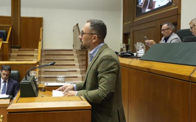 Consejero vasco de Vivienda, Denis Itxaso.