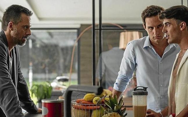 Escena de ‘Pollos sin cabeza’, con Hugo Silva, Eduardo Rosa y Óscar Casas. | FOTO: HBO MAX