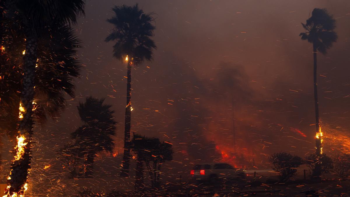 Los Ángeles declara el estado de emergencia por incendios sin control con 30.000 evacuados