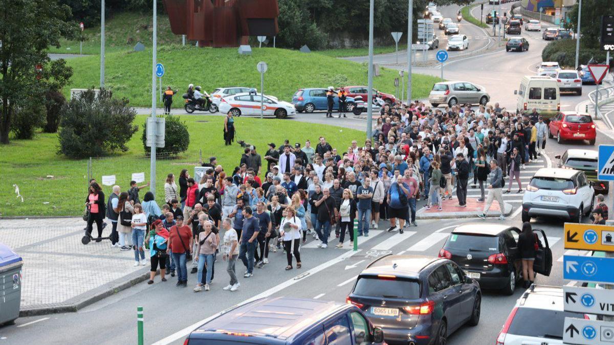 En torno a 300 personas se han vuelto a concentrar este miércoles en Trintxerpe en un nuevo acto de protesta / Iker Azurmendi