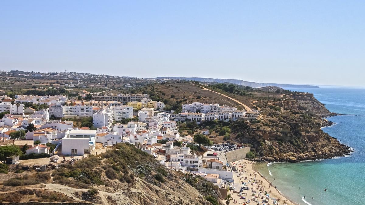 Solo un pequeño acantilado separa a Burgau del océano.
