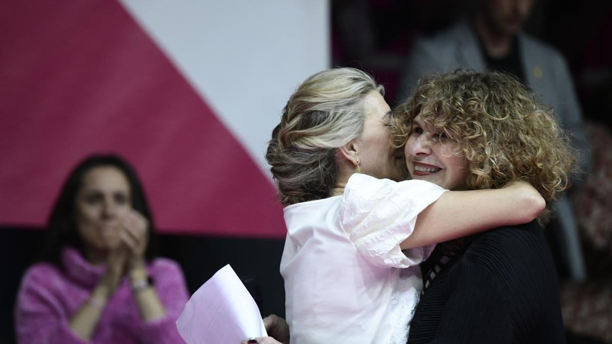 Gioconda Belli abraza a Yolanda Díaz tras el acto de Sumar.