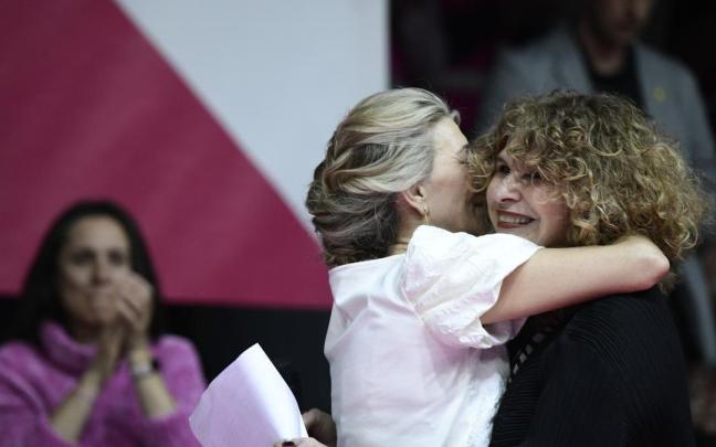 Gioconda Belli abraza a Yolanda Díaz tras el acto de Sumar.