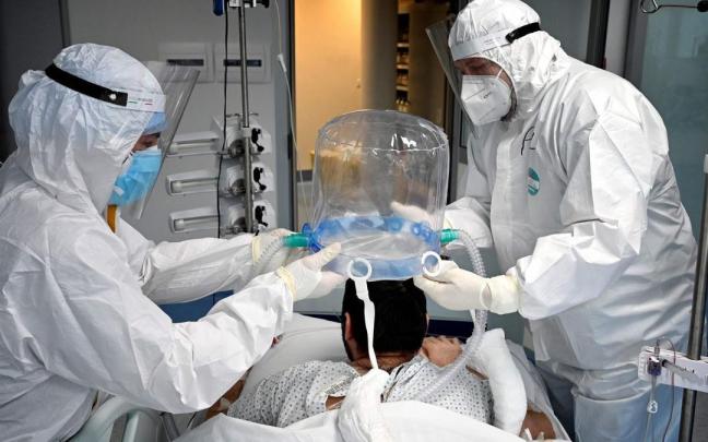 En la imagen de archivo, primeros días de diciembre de 2019 en un centro hospitalario de Wuhan. / ALBERTO PIZZOLI En la imagen de archivo, primeros días de diciembre de 2019 en un centro hospitalario de Wuhan.