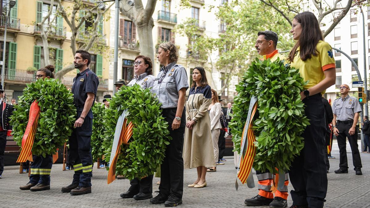 La consellera de Interior de la Generalitat Núria Parlon (c), llega a la ofrenda floral al monumento de Rafael Casanova.
