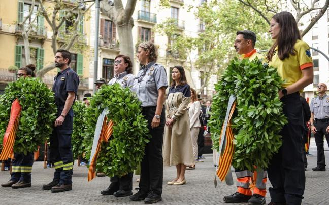 La consellera de Interior de la Generalitat Núria Parlon (c), llega a la ofrenda floral al monumento de Rafael Casanova.