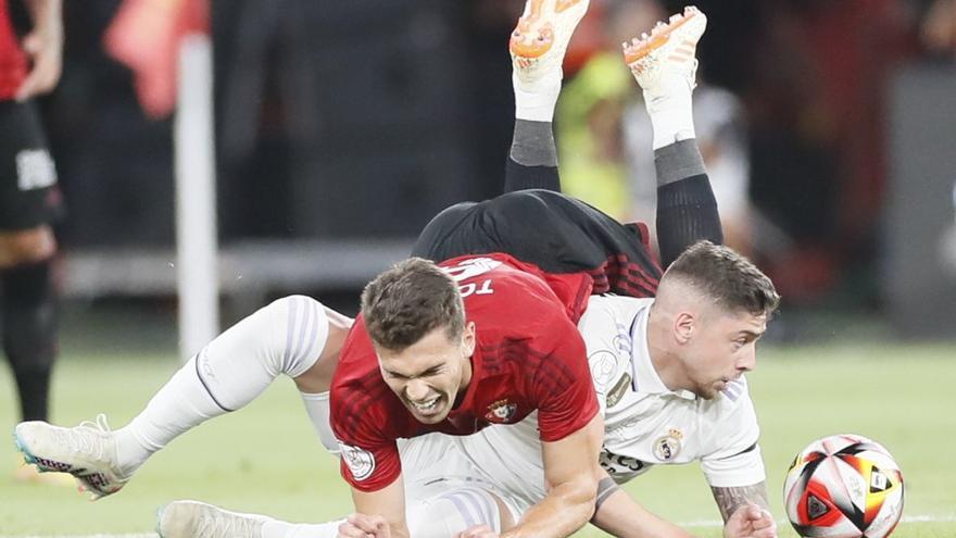 Torró y Fede Valverde, durante un lance de la primera parte