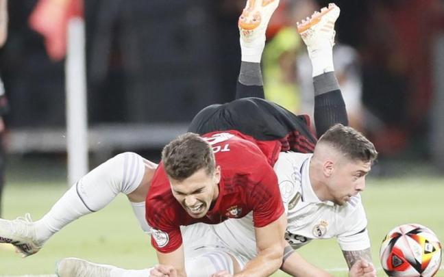 Torró y Fede Valverde, durante un lance de la primera parte