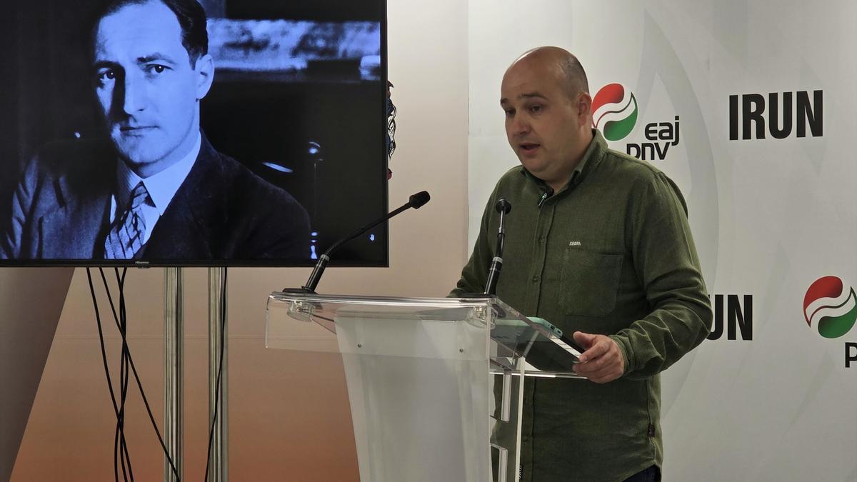 Gorka Álvarez en la presentación de la propuesta para nombrar una calle o una plaza con el nombre de Jose Antonio Aguirre Lehendakaria