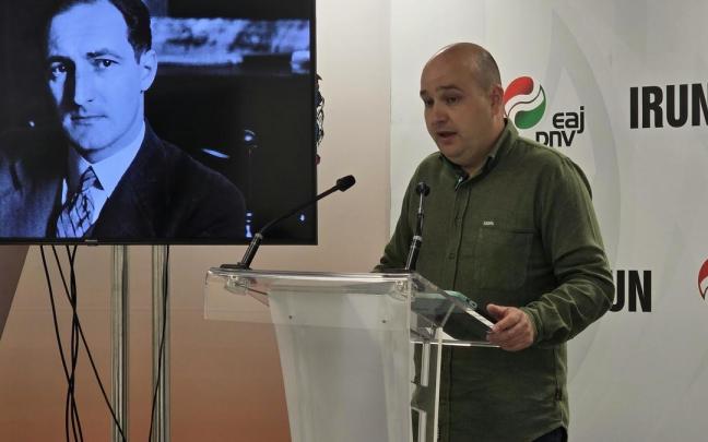Gorka Álvarez en la presentación de la propuesta para nombrar una calle o una plaza con el nombre de Jose Antonio Aguirre Lehendakaria